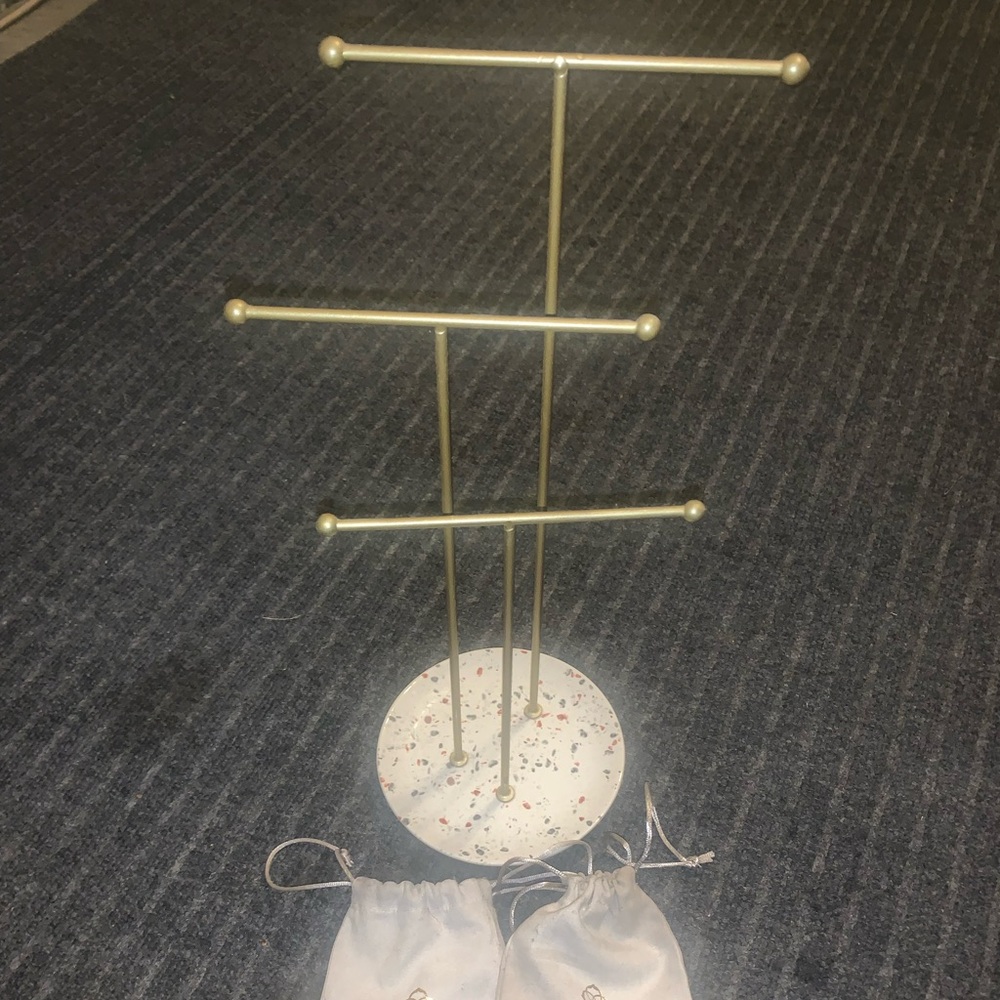 JEWELRY STAND WITH 2 KENDRA SCOTT STORAGE BAGS